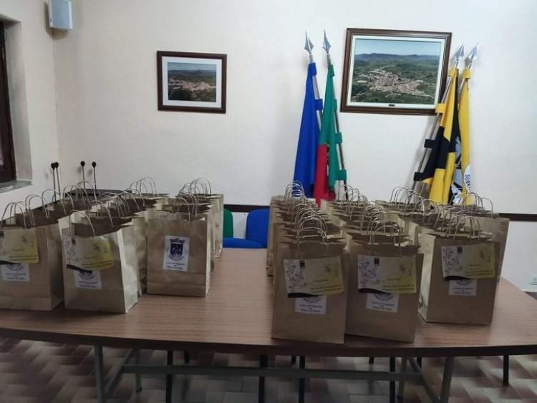 Oferta de Amêndoas e Chocolates à Comunidade Escolar
