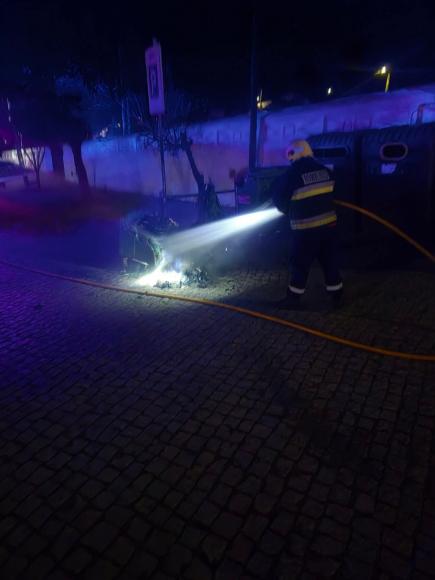 Dois contentores alvo de vandalismo durante a noite de 21 de janeiro