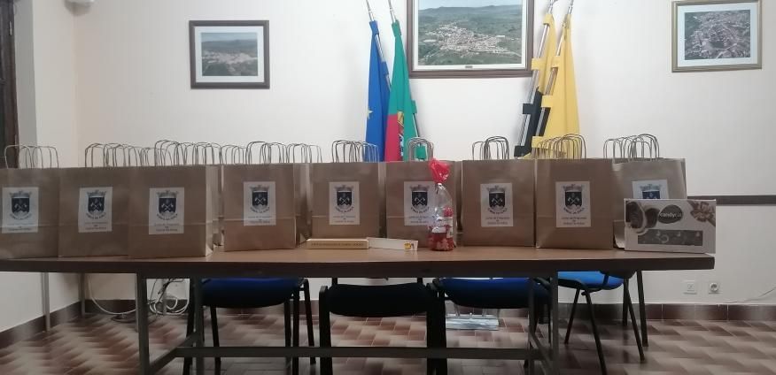 Oferta de lembranças aos alunos da EB1 e Jardim de Infância 